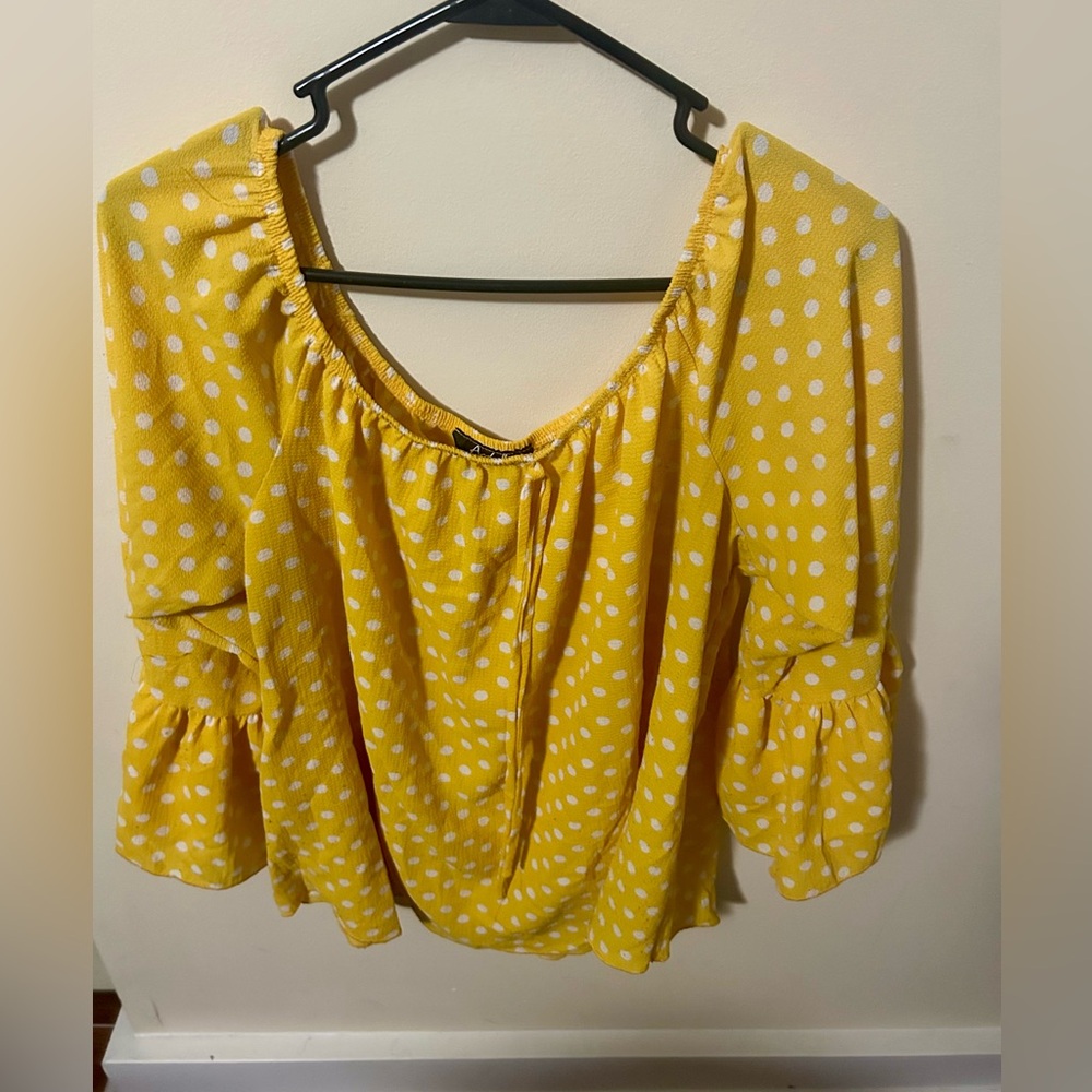 Arabella brand off the shoulder yellow and white polka dot blouse (2XL)